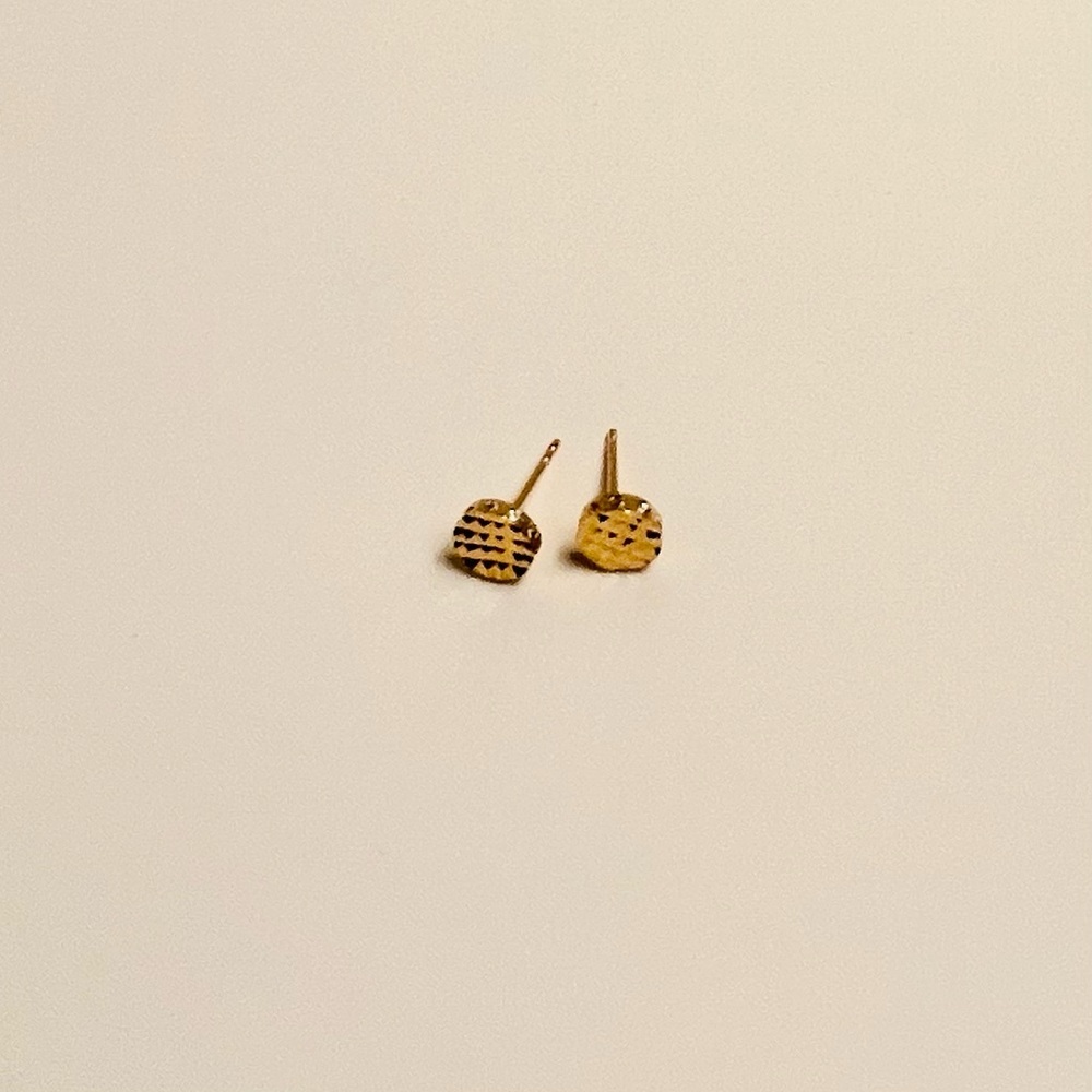 Beautiful round stud earrings